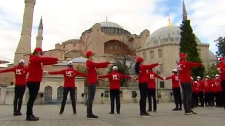 Απίστευτος Ερντογάν: Έστησε σόου έξω από την Αγιά Σοφιά για την επέτειο του πραξικοπήματος εναντίον του [Βίντεο]