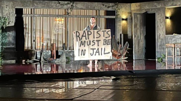 Πανό κατά του Λιγνάδη στο Φεστιβάλ Χορού Καλαμάτας - Αποχώρησαν Μενδώνη και Γιατρομανωλάκης