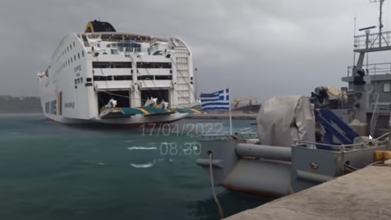 Η στιγμή που o άνεμος πήρε το πλοίο &quot;Έλυρος&quot; στο λιμάνι των Χανίων – Απίστευτο βίντεο