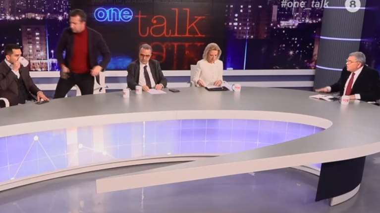 Άγριος καβγάς Χατζή - Βλάχου: Αποχώρησε το στέλεχος του ΠΑΣΟΚ από την εκπομπή - Χτύπησε το τραπέζι ο δημοσιογράφος