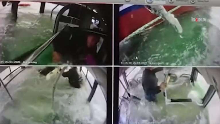 Τουρκία: Λεωφορείο έπεσε σε λίμνη – Οι δραματικές στιγμές από την διάσωση των επιβατών [βίντεο]