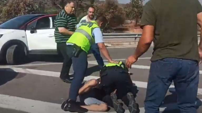 Φωτιά στη Μάνδρα: Ξύλο ανάμεσα σε κατοίκους και αστυνομικούς που δεν τους άφηναν να πάνε στα σπίτια τους [βίντεο]