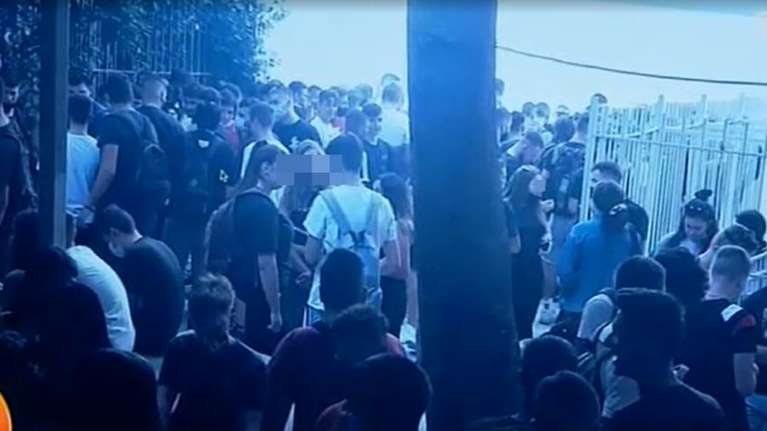 Κορονοϊός: Εικόνα συνωστισμού από σχολείο στον Πειραιά - Ανησυχία για τα κρούσματα