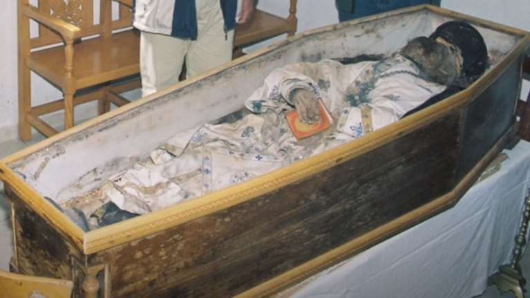 Βησσαρίωνας: Ποιος ήταν ο αγαθός γέροντας που αγιοποιήθηκε- Το άθικτο σκήνωμα στην Αγία Τριάδα [βίντεο]