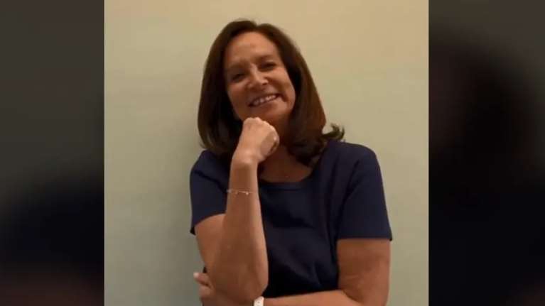 H Άννα Διαμαντοπούλου στο TikTok: Το ΠΑΣΟΚ του αύριο, το φαγητό με την Τέιλορ Σουίφτ και ο... Superman [βίντεο]