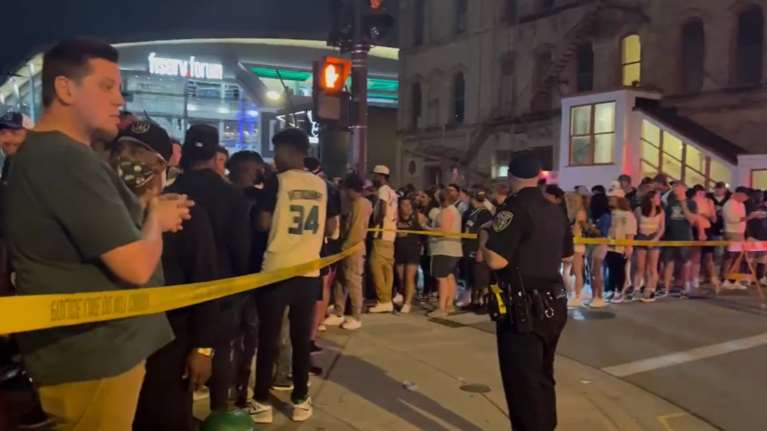 Σκηνικό τρόμου με πυροβολισμούς μετά τον αγώνα των Μπακς: Τρεις τραυματίες - Έτρεχαν πανικόβλητοι οι θεατές [βίντεο]