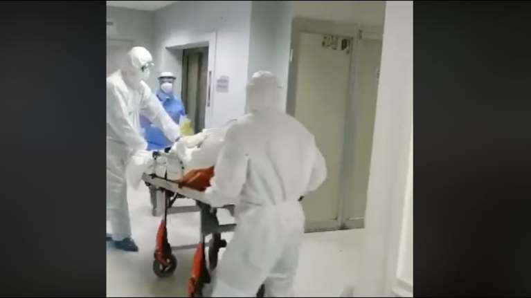 Συγκινητικό βίντεο: Άλλη μία πανηγυρική έξοδος ασθενούς από ΜΕΘ, στο Ασκληπιείο Βούλας