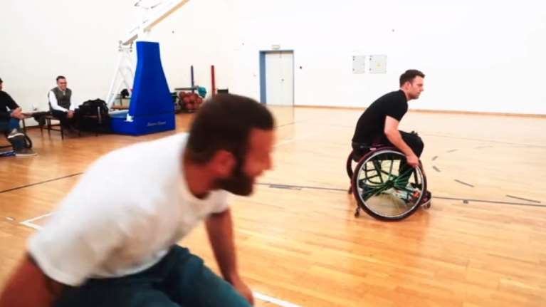 Ο Κασσελάκης έπαιξε μπάσκετ σε αναπηρικό καροτσάκι: Fake news οι &quot;προσωπικοί βοηθοί&quot; από την κυβέρνηση