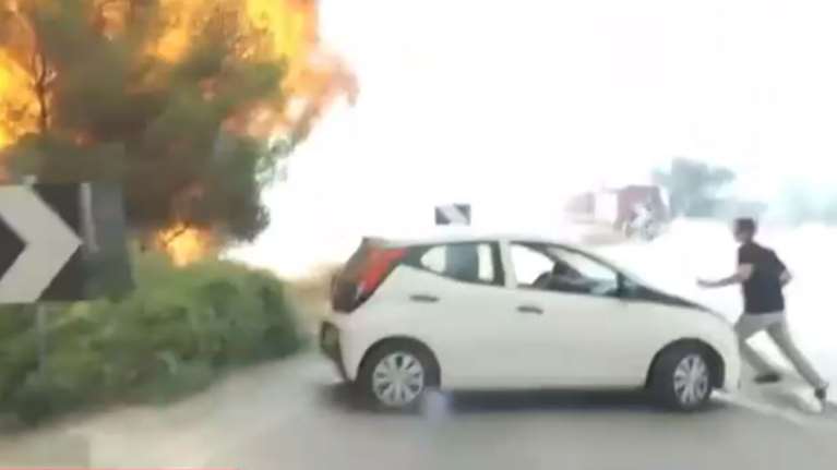 Μέγαρα: Η στιγμή που οι φλόγες κυκλώνουν συνεργείο του ΣΚΑΙ - &quot;Έχω χάσει την ανάσα μου&quot; [Βίντεο]