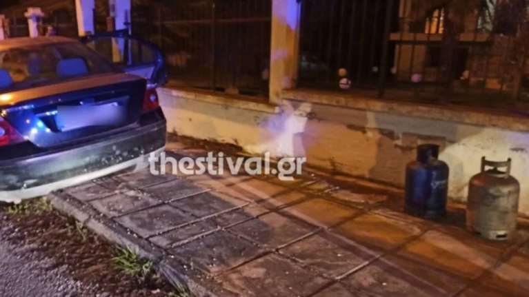 Σοκάρει η περιγραφή του αστυνομικού που έσωσε τα δίδυμα: &quot;Σπάσαμε με τσάπα το παρμπρίζ, ημιλιπόθυμος ο 62χρονος&quot;