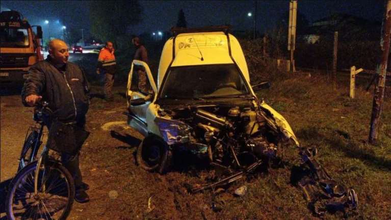 Σφοδρό τροχαίο στα Τρίκαλα: Σύγκρουση τρένου με αυτοκίνητο – Έγινε σμπαράλια το ΙΧ [Εικόνες]