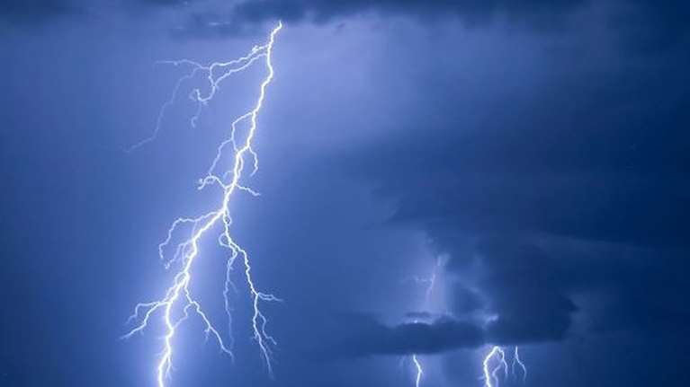 Πάνω από 53.000 κεραυνοί:  Μεγάλα ύψη βροχής σε Σποράδες, Εύβοια και Πελοπόννησο- Πώς εξελίσσεται η κακοκαιρία