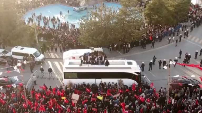 Ξέφυγε η κατάσταση στην Τουρκία: Πετροπόλεμος Γκρίζων Λύκων σε προεκλογική συγκέντρωση του Ιμάμογλου [βίντεο]