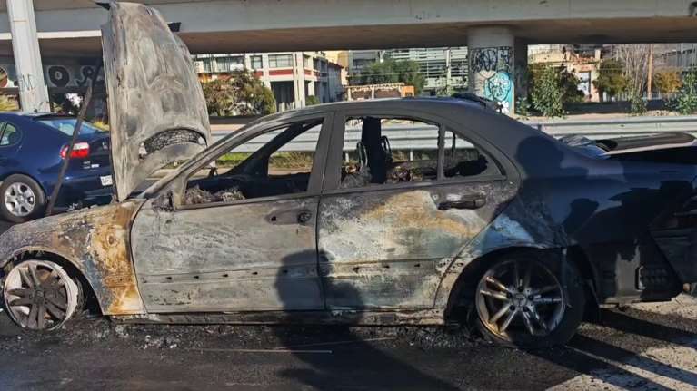 Ποσειδώνος: Αυτοκίνητο πήρε φωτιά στο ύψος του Μοσχάτου - Διεκόπη η κυκλοφορία [βίντεο]