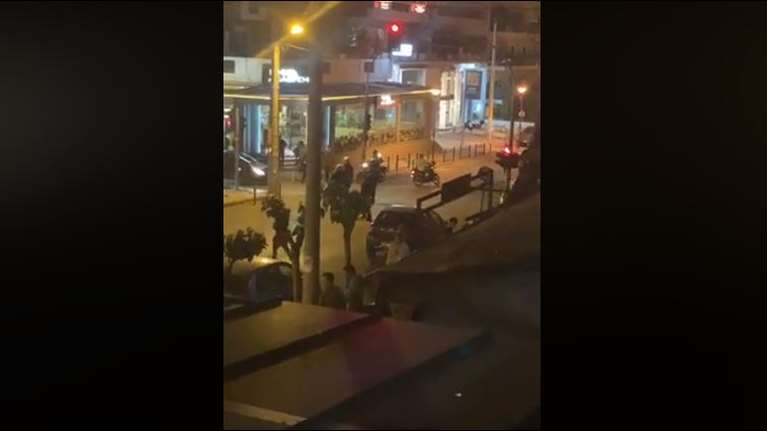 Αγία Παρασκευή: Πάρτι με 300 άτομα στην πλατεία Αγίου Ιωάννη - Επεισόδια με δυνάμεις των ΜΑΤ [Βίντεο]