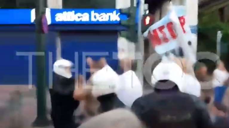 Βίντεο ντοκουμέντο: Η στιγμή που ο αστυνομικός εμποδίζει τη σύλληψη διαδηλωτή στα επεισόδια του Συντάγματος