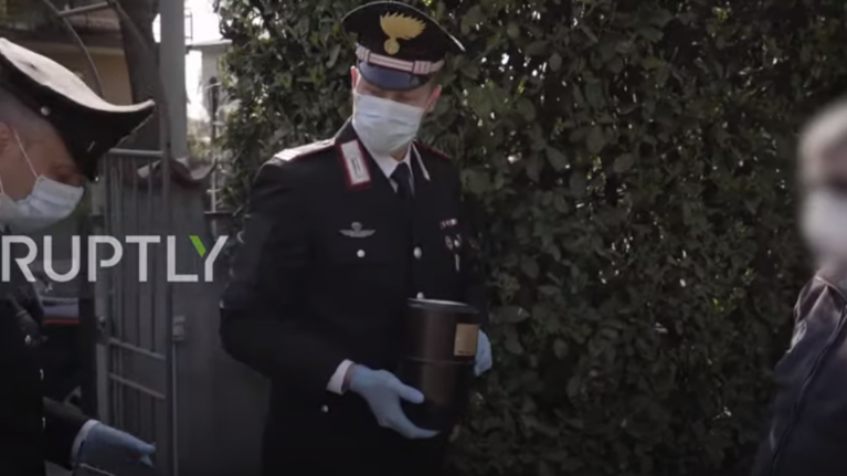 Κορονοϊός- Ιταλία: Συγκλονιστικό βίντεο με την αστυνομία να μοιράζει τεφροδόχους στις οικογένειες
