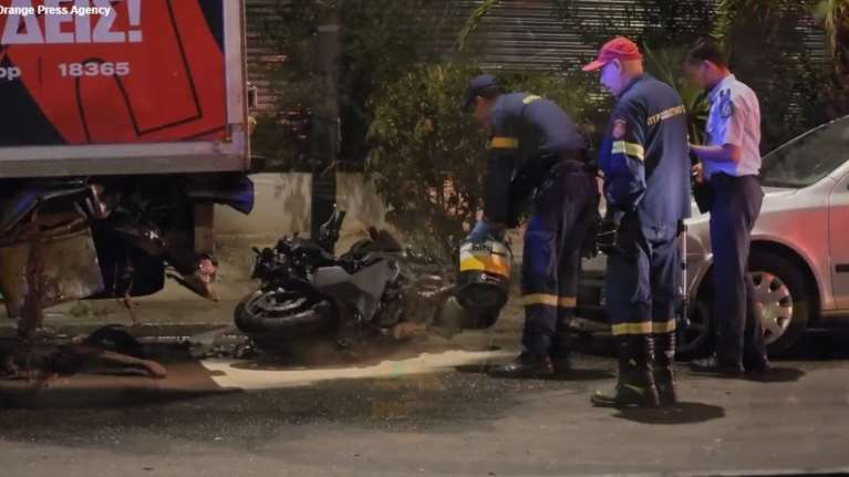 Τροχαίο στην Καλλιθέα: Νεκρός 48χρονος αστυνομικός - Η μηχανή του καρφώθηκε σε φορτηγό [βίντεο]