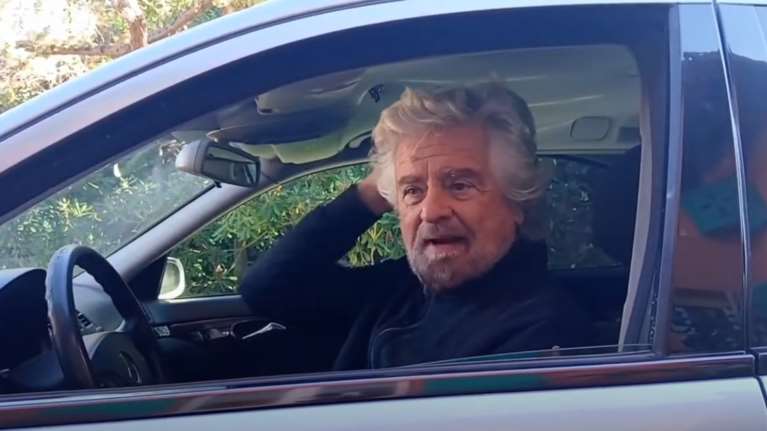 Σόου από τον Mπέπε Γκρίλο: Νοίκιασε νεκροφόρα και δήλωσε "το Κίνημα Πέντε Αστέρων έχει πεθάνει" [βίντεο]