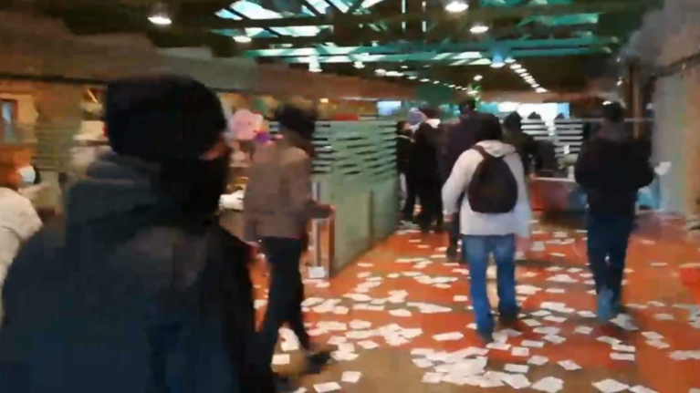 Jumbo: &quot;Ντου&quot; του Ρουβίκωνα στα κεντρικά γραφεία στο Μοσχάτο, μετά τις καταγγελίες για τις εργασιακές συνθήκες [εικόνες]