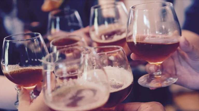 Φρανκφούρτη: 39 συλλήψεις για κορονο-πάρτι με χιλιάδες άτομα σε πλατεία