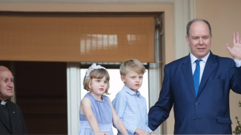 Τα πριγκιπόπουλα του Μονακό στο μπαλκόνι χωρίς τη Σαρλίν: Σε απόγνωση ο Αλβέρτος