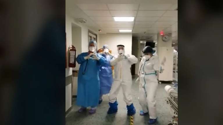 Δυνατά (τα-τα-τα): Νοσηλεύτριες χορεύουν το πιο viral τραγούδι της χρονιάς σε ένα επικό βίντεο
