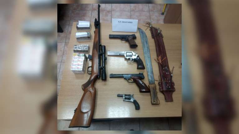 Το οπλοστάσιο του παππού: Γιαγιά στην Κρήτη τσακώθηκε με τον 83χρονο σύντροφό της και τον &quot;κάρφωσε&quot; για τα όπλα στην Αστυνομία [εικόνα]