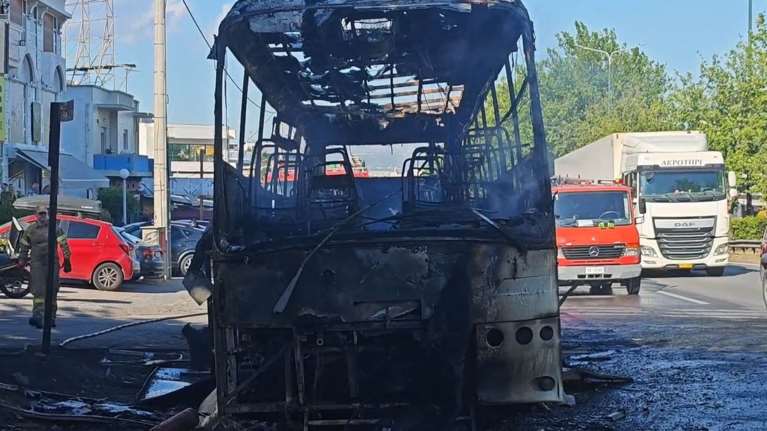 Φωτιά σε τουριστικό λεωφορείο στη Λεωφ. Αθηνών [βίντεο]
