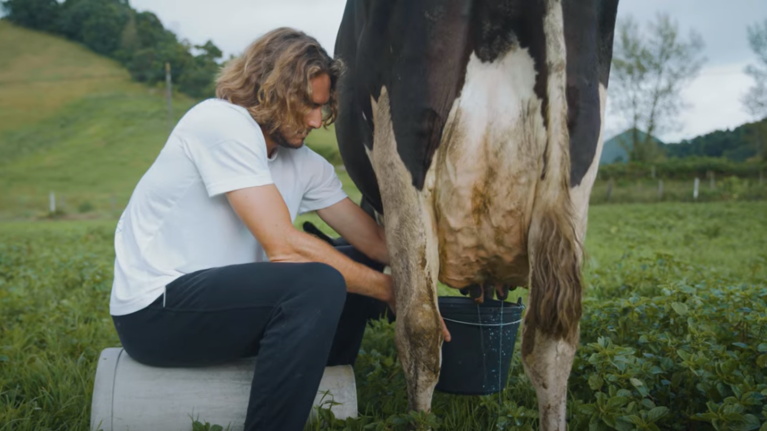 Επιστροφή στη φύση για τον Στέφανο Τσιτσιπά: Αρμέγει αγελάδες στις Αζόρες [βίντεο]