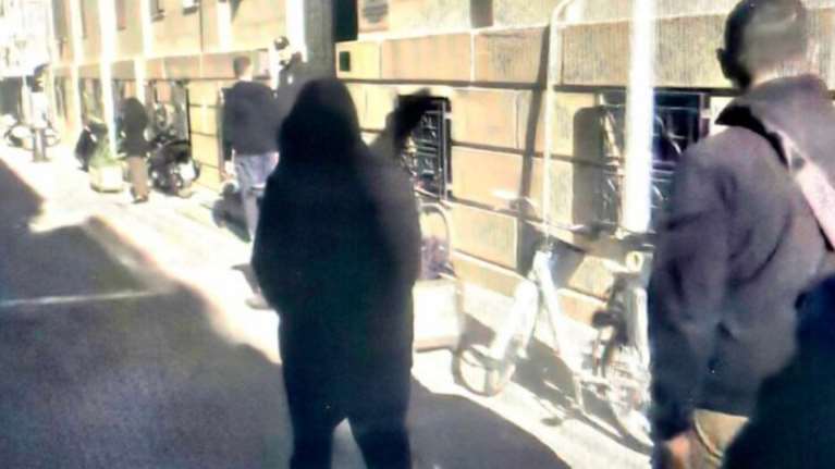 Ξυλοδαρμός 43χρονης στην Πάτρα: Έρευνα για τους αστυνομικούς που συνόδευαν από... μακριά τον 49χρονο στα δικαστήρια [βίντεο]