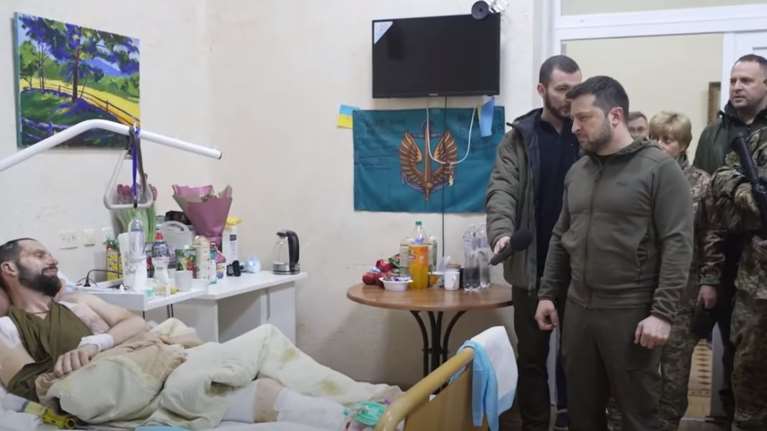 Πόλεμος στην Ουκρανία: Ο Ζελένσκι επισκέφθηκε τραυματίες στρατιώτες σε πολεμικό νοσοκομείο - Τους έδωσε βραβεία [βίντεο]