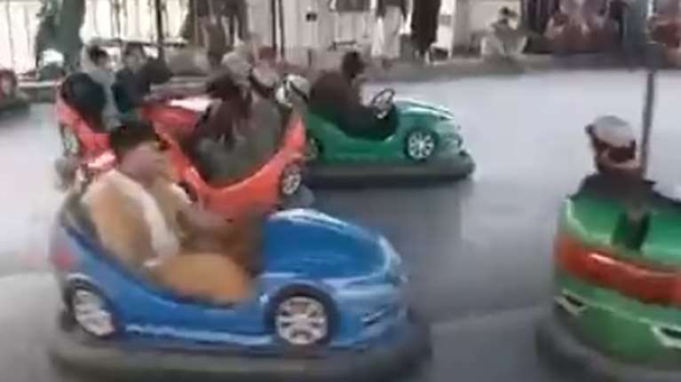 Αφγανιστάν: Ένοπλοι Ταλιμπάν διασκεδάζουν σαν παιδιά σε λούνα παρκ με συγκρουόμενα και αλογάκια [βίντεο]