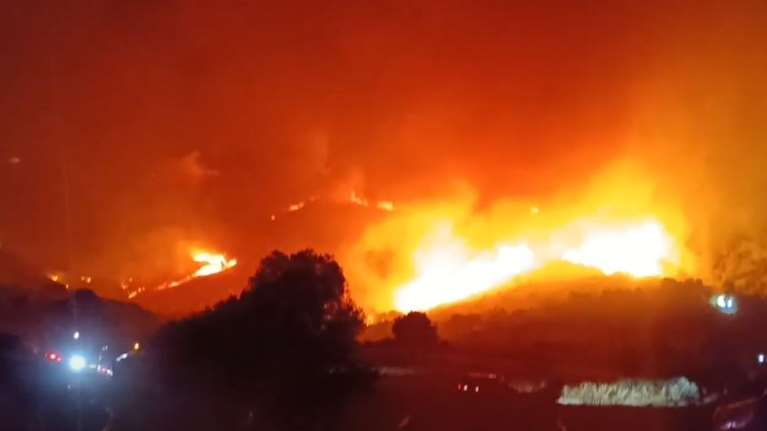 Φωτιά στην Εύβοια: Ολονύχτια μάχη με τις φλόγες ανάμεσα στους οικισμούς Πετριές, Κριεζά και Αλώνια - Εκκενώθηκε ξανά ο Κοσκινάς [εικόνες-βίντεο]