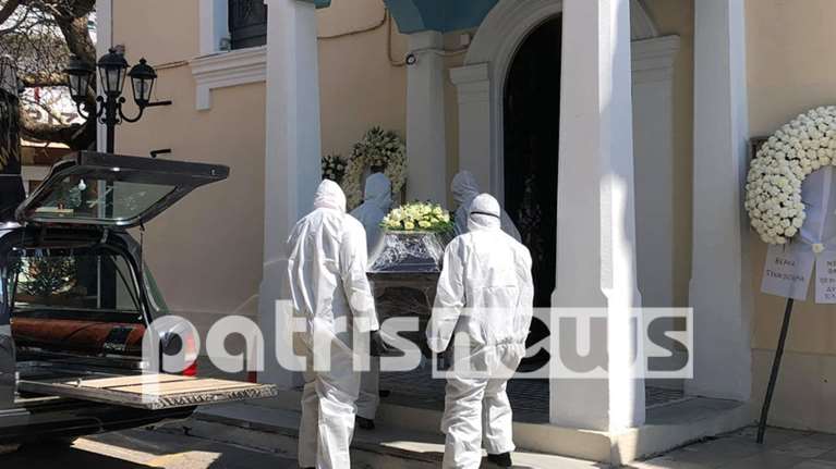 Αμαλιάδα: Mε στολές και μάσκες το τελευταίο αντίο στο πρώτο θύμα του κορονοϊού