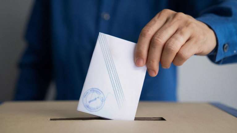 Δημοσκόπηση Interview: Με ποιον πολιτικό θα πήγαιναν για καφέ οι πολίτες - Πέμπτος ο ΣΥΡΙΖΑ, ισόπαλος με Κασσελάκη