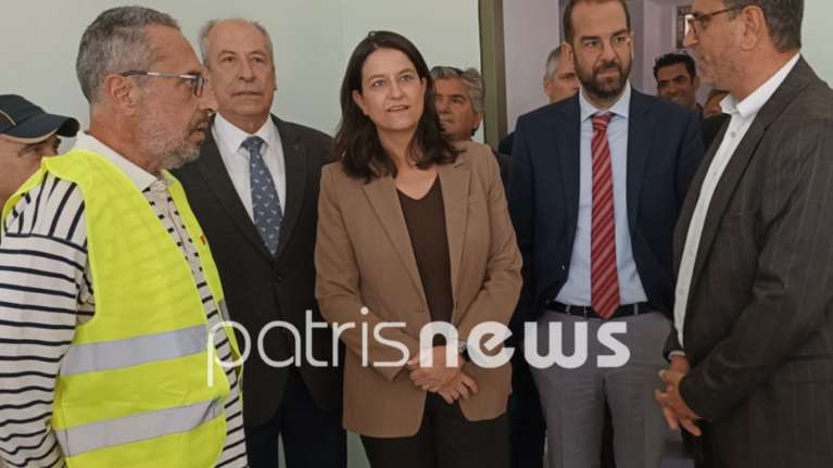 Απρόοπτο για την Κεραμέως στα εγκαίνια σχολείου στην Ηλεία - Αισθάνθηκε αδιαθεσία και της έδωσε πρώτες βοήθειες ο δήμαρχος