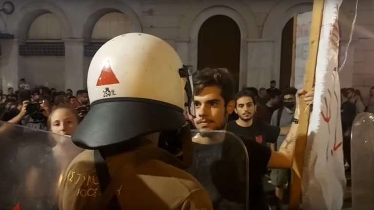 Viral η στιγμή που φοιτητής κοιτά κατάματα άντρα των ΜΑΤ και φωνάζει συνθήματα- Για την πανεπιστημιακή αστυνομία [Βίντεο]