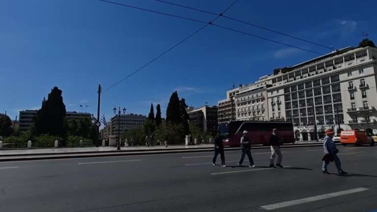 Άδειασε η Αθήνα: Περιορισμένη η κίνηση στους δρόμους λόγω Πάσχα, μόνο τουρίστες στο κέντρο [βίντεο]
