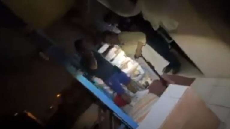 Φωτιά στην Πάρνηθα: Η συγκινητική στιγμή που ηλικιωμένη θέλει να φτιάξει καφέ στους αστυνομικούς που την απεγκλώβισαν