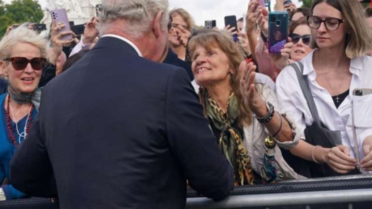 &quot;Είμαι φαν της βασιλικής οικογένειας&quot;: Τι λέει η Κύπρια που φίλησε τον βασιλιά Κάρολο [βίντεο]