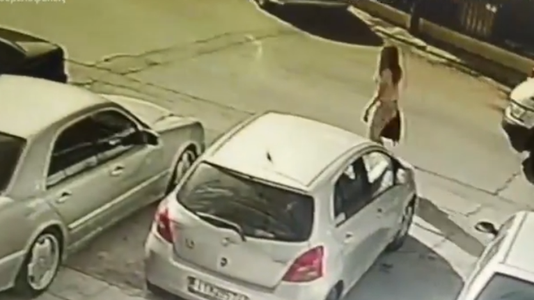 Επίθεση με βιτριόλι: &quot;Καθαρά&quot; βίντεο καίνε τη μαυροφορεμένη - Τα βλέπει τη Δευτέρα η 34χρονη