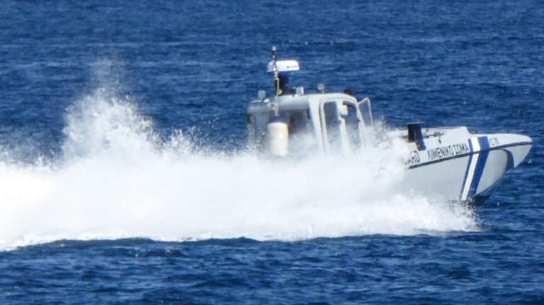 Σύμη: Ταχύπλοο με μετανάστες από την Τουρκία προσπάθησε να εμβολίσει σκάφος του Λιμενικού - Νεκρός από πυρά ένας αλλοδαπός