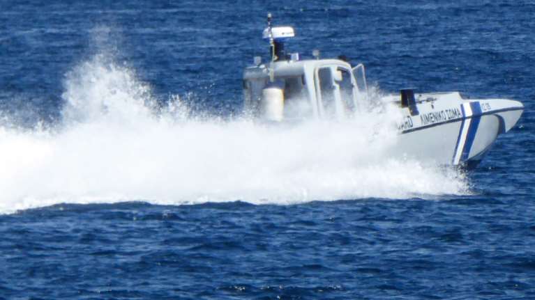 Σκάφος της τουρκικής Ακτοφυλακής προσπάθησε να εμβολίσει περιπολικό του Λιμενικού στο Φαρμακονήσι- Εριξαν βολές για να το διώξουν