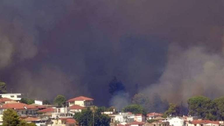 Κρέστενα Ηλείας: Ανεξέλεγκτη η πυρκαγιά, καίγονται σπίτια στη Σκιλλουντία – Εκκενώνεται η κατασκήνωση στη Φρίξα  βίντεο]