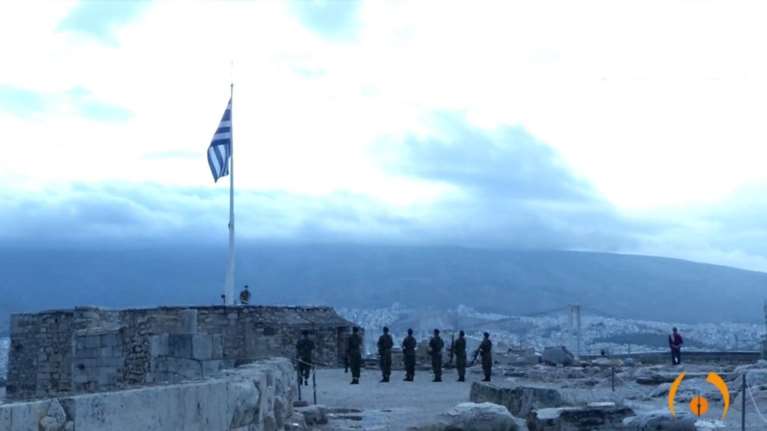 Σαν σήμερα: 77 χρόνια από την απελευθέρωση της Αθήνας - Έπαρση της σημαίας στην Ακρόπολη