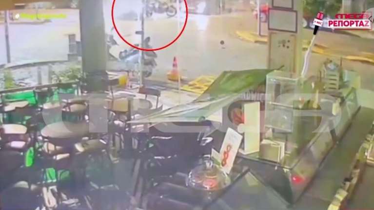 Σοκαριστικό τροχαίο στην Καισαριανή: Με κόκκινο πέρασε η μηχανή - Είχε το κράνος στο χέρι ο 21χρονος