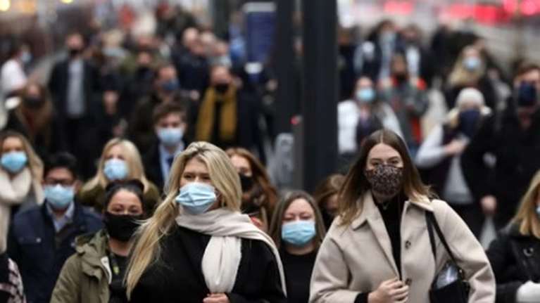 &#39;&#39;Μην πανικοβάλλεστε&#39;&#39; λέει ο ΠΟΥ: Κανένας νεκρός ως τώρα από τη μετάλλαξη Όμικρον