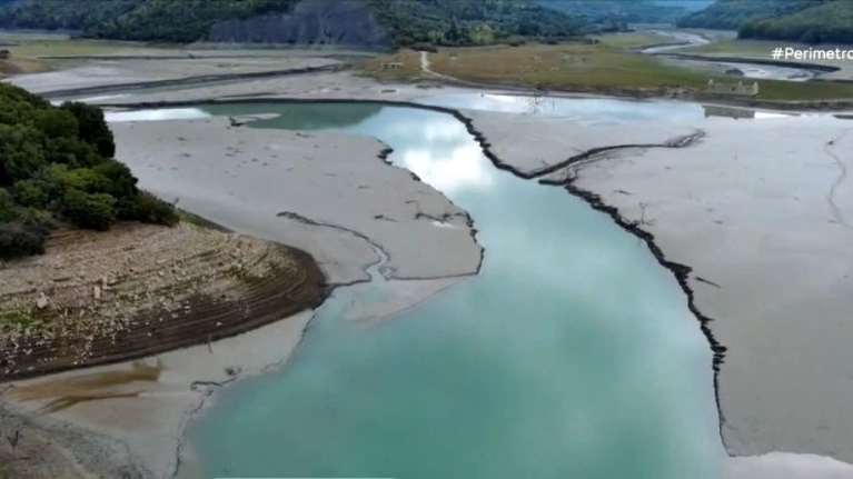 Άρτα: Αναδύθηκε οικισμός στην τεχνητή λίμνη Πουρναρίου [βίντεο]