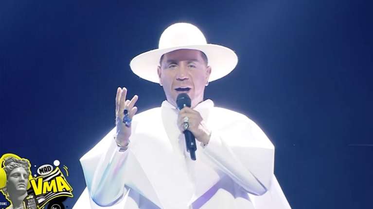 Γιώργος Μαζωνάκης: Ντύθηκε Πάπας και ευλόγησε τους θαυμαστές του - &#39;&#39;Βροχή&#39;&#39; τα σχόλια στο twitter [βίντεο]